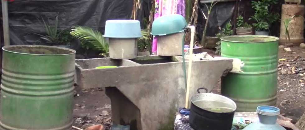 Arrestan a madre de menor que murió ahogado en una cubeta en Santa Ana