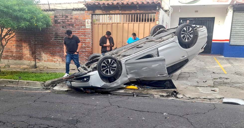 Conductor resulta lesionado tras volcar su vehículo cerca de la escuela Miguel Pinto, San Salvador