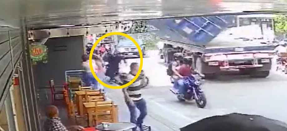Hombre se salva de ser aplastado por un contenedor mientras iba en su moto en Colombia