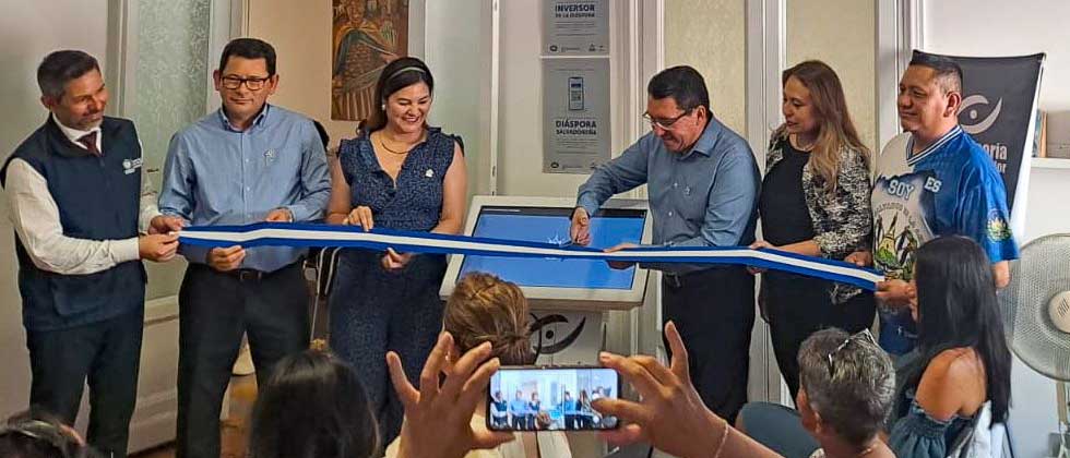 Inauguran kiosco digital de atención a los consumidores en el Consulado de El Salvador en Milán, Italia