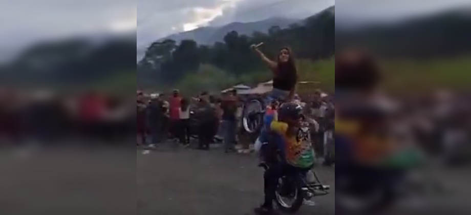 Daban por fallecida a joven que participó en piruetas ilegales de moto en Venezuela