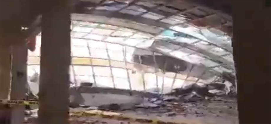 Tres personas heridas tras desplomarse techo de un colegio en México