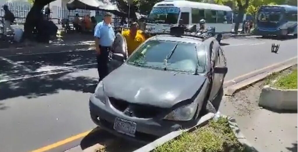 Adulto mayor se accidenta en bulevar del Ejército tras fallarle los frenos de su carro