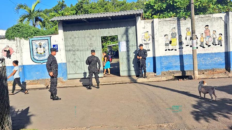 Policías siguen garantizando la seguridad en escuelas de todo El Salvador