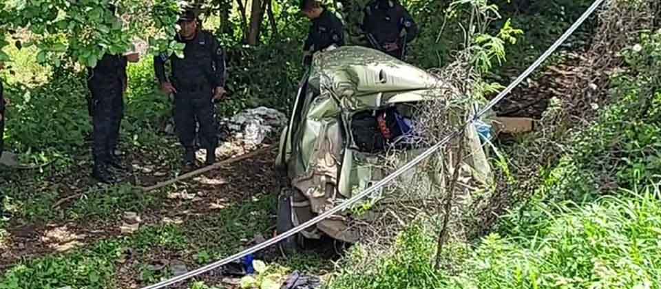 Fallece una persona en el interior de un vehículo tras explotar una llanta y chocar en un poste el conductor