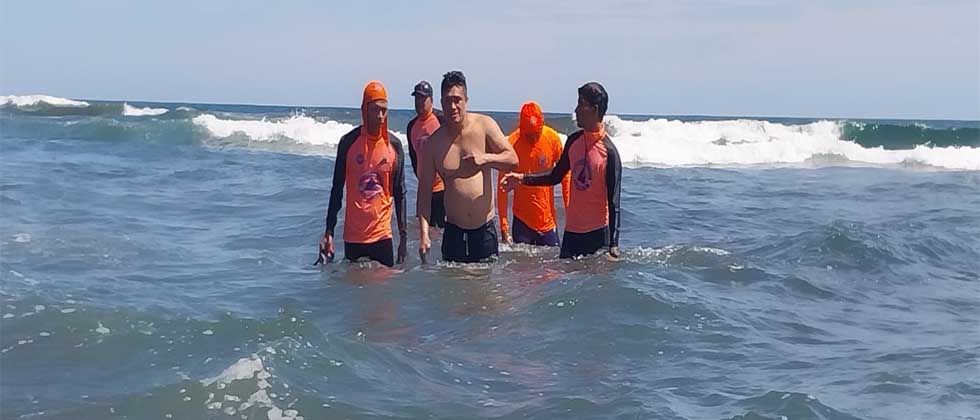 Guardavidas rescatan con vida a cinco personas que eran arrastradas por corriente marina
