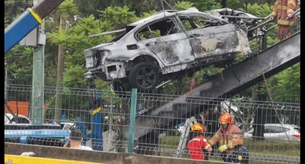Conductor pierde la vida calcinado tras estrellar su auto contra pasarela en Guatemala