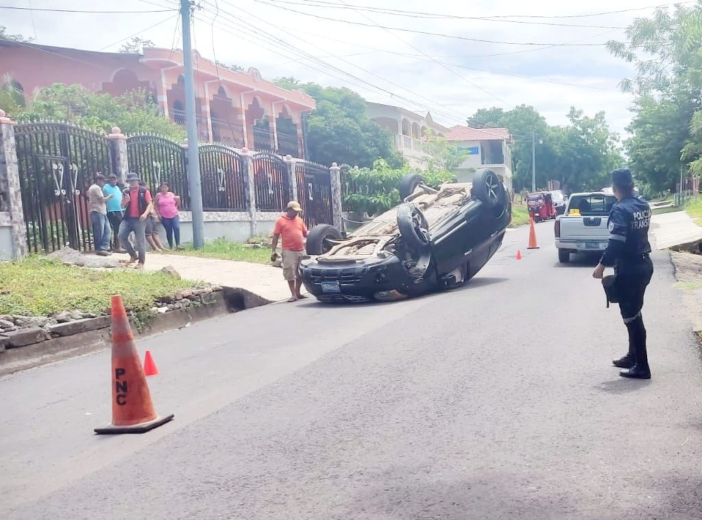 Conductor pierde el control de su vehículo y vuelca tras explotarle una ...