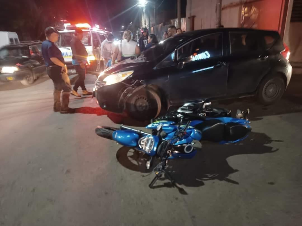 Conductor irrespeta señal de alto y atropella a una motociclista en ...