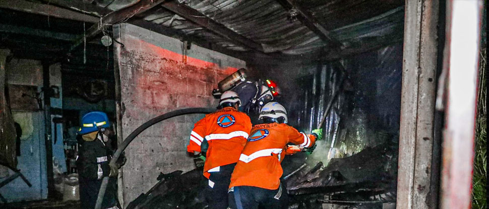 Bomberos auxilian a una familia tras incendiarse su vivienda en Mejicanos