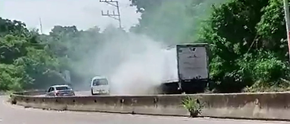Reportan camión incendiado en bulevar Constitución