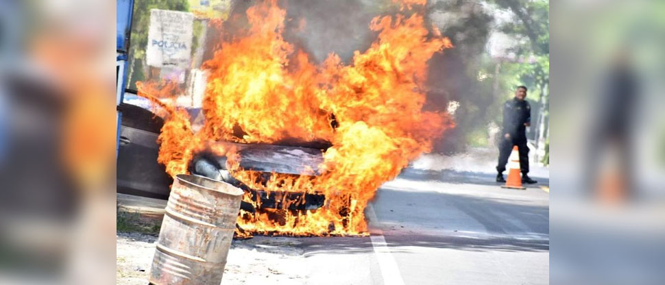 Reportan vehículo en llamas en carretera a Chalatenango