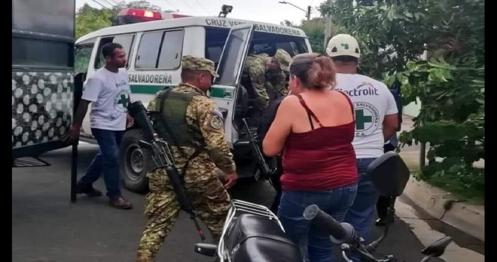 Hombre recibe una descarga eléctrica en el techo de vivienda en Santa Ana