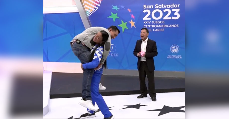 Medallista de bronce en lucha da clases a presentador sobre esta disciplina