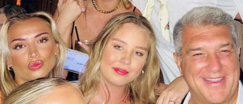 Captan a presidente del Barcelona con varias mujeres , mientras sus jugadores están enfermos