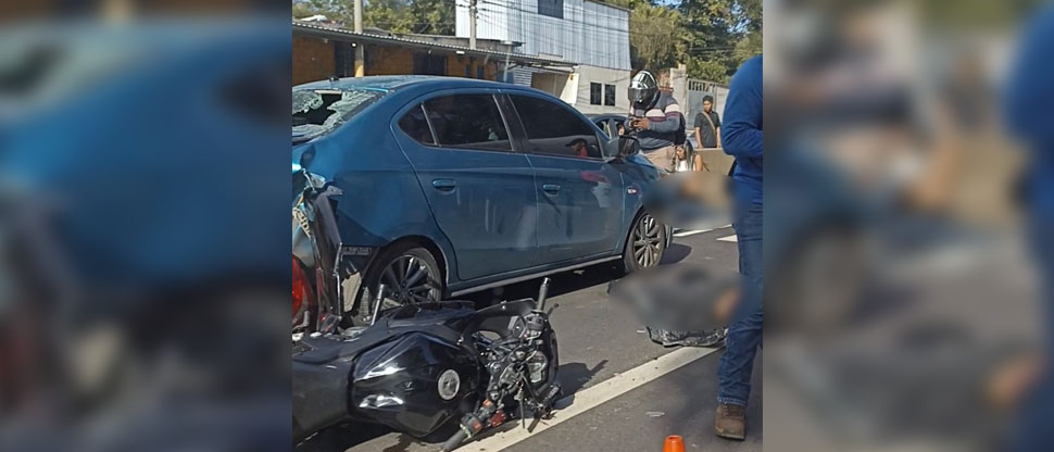 Se reportan al menos dos lesionados tras choque entre motocicleta y vehículo en Santa Ana