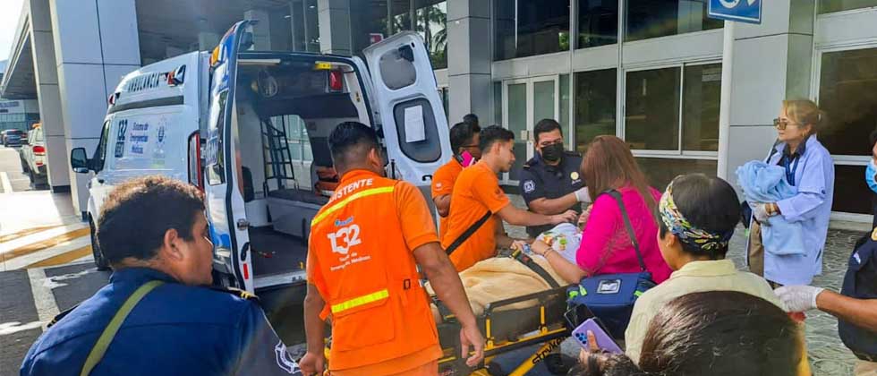Mujer que dio a luz en el aeropuerto se encuentra estable junto a su pequeño hijo