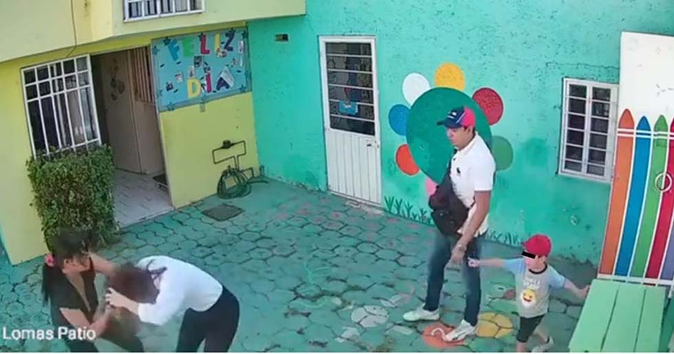 VIDEO: Padres de familia golpean salvajemente a una maestra de kínder en México