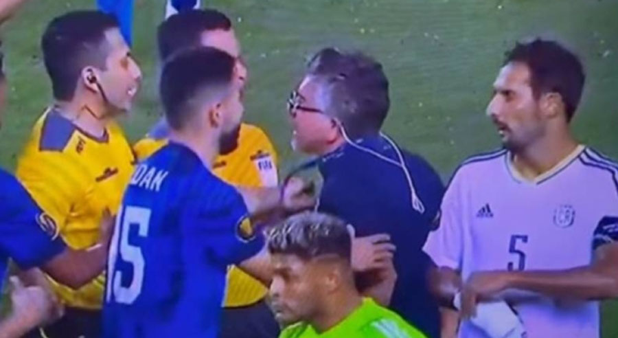 Mauricio Cienfuegos “se vuelve loco” y casi agrede al árbitro del juego ante Costa Rica