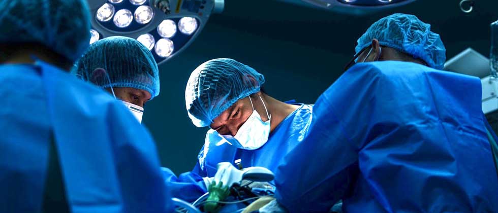 Cirujanos logran con éxito trasplante renal de madre a hijo en Hospital Rosales