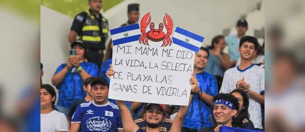 Aficionado salvadoreño: «Mi mamá me dio la vida, La Selecta Playera las ganas de vivirla»