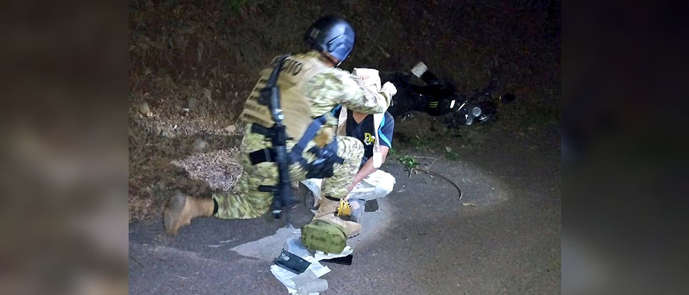 Militares brindan atención inmediata a motociclista que se accidentó en La Libertad