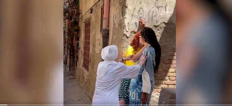 VIDEO: Monja separa a mujeres besándose durante sesión de fotos en Italia
