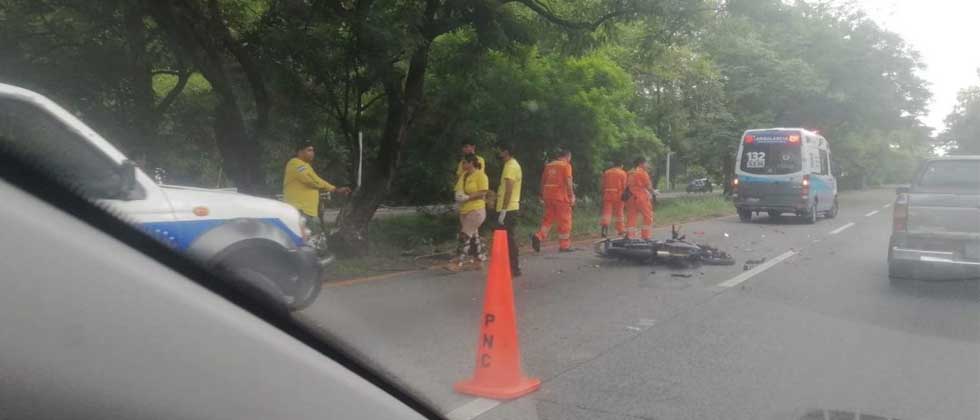 Motociclista fallece de inmediato tras brutal choque en carretera a Comalapa