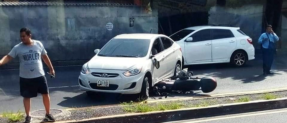 Motociclista queda debajo de un vehículo tras fuerte choque en bulevar del Ejército