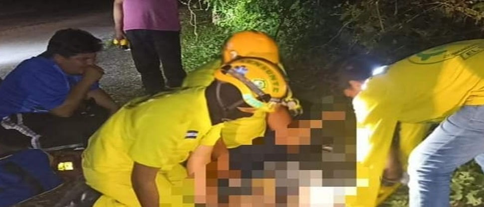 Socorristas auxilian a motociclista que se accidentó en carretera a San Isidro, Cabañas