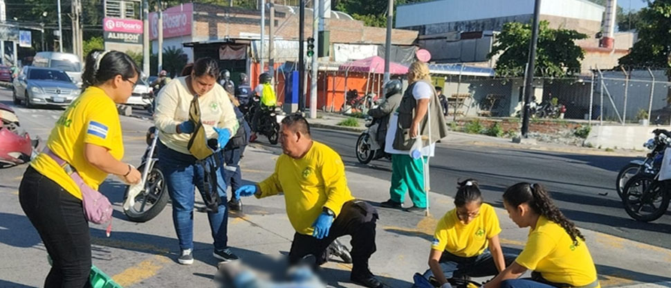Fuerte accidente deja a joven motociclista lesionado en alameda Juan Pablo II