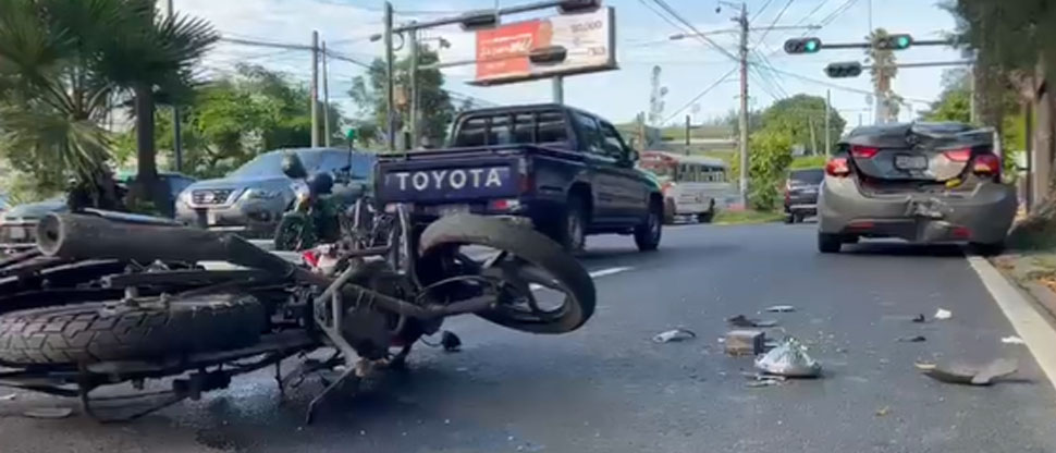 Imprudencia de conductor provoca fuerte accidente en Alameda Enrique Araujo