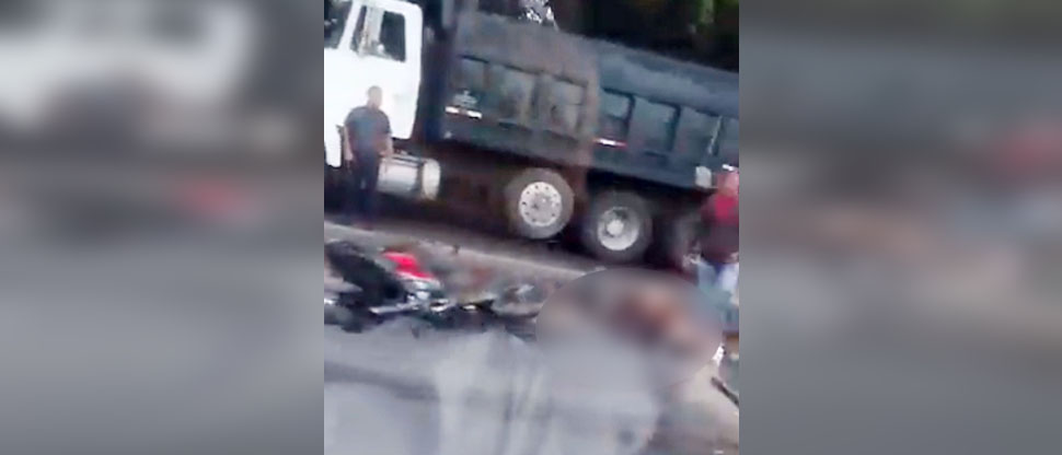 Motociclista queda tendido sobre el pavimento tras chocar contra vehículo en carretera a Santa Ana
