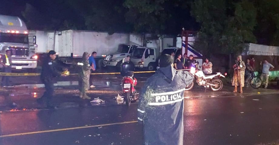 Mujer muere tras perder el control de su motocicleta y ser embestida por una rastra en Opico