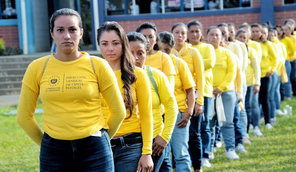 Mujeres privadas de libertad realizan labores de limpieza en predio de la PNC