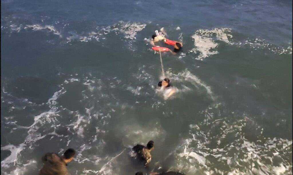 Salvan la vida a joven que era arrastrado por una corriente marina en playa de Acajutla