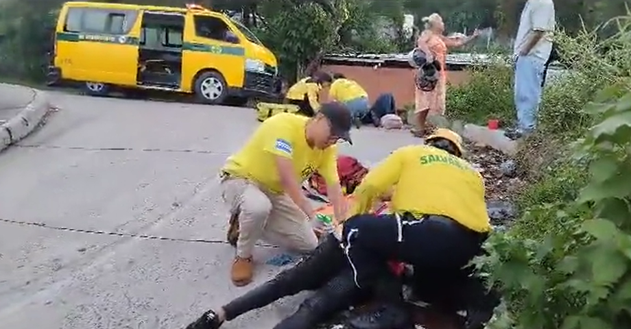 Conductor embiste a pareja que se conducía en moto y se da a la fuga en la Troncal del Norte