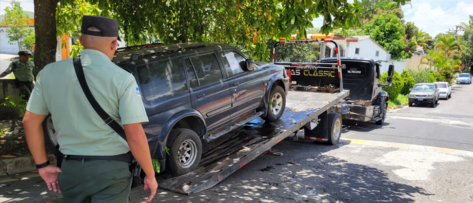 Retiran vehículos estacionados que obstaculizaban libre circulación en Santa Tecla