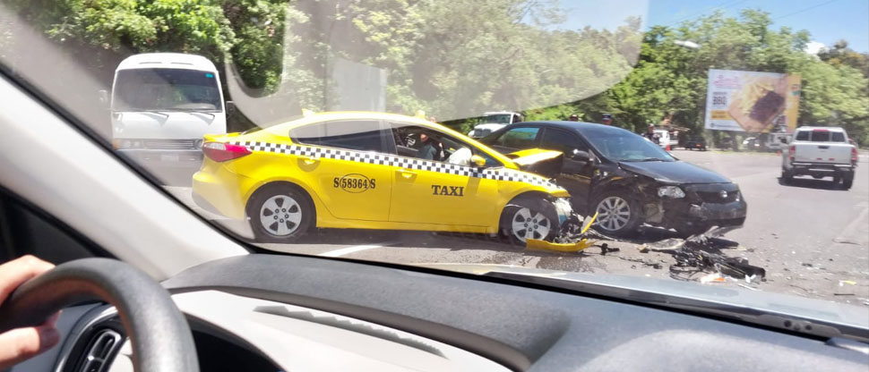 Taxista y conductor provocan aparatoso accidente en carretera Panamericana