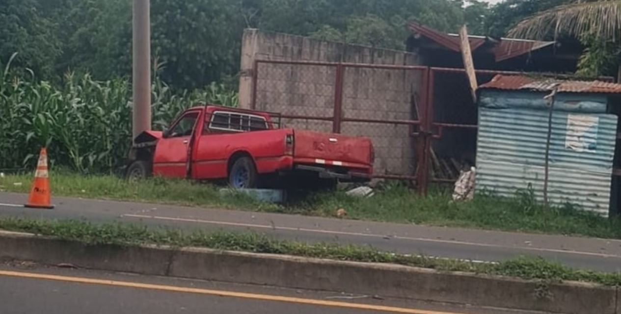 Conductor pierde el control, se sale de autopista y se accidenta fuertemente en Sonsonate