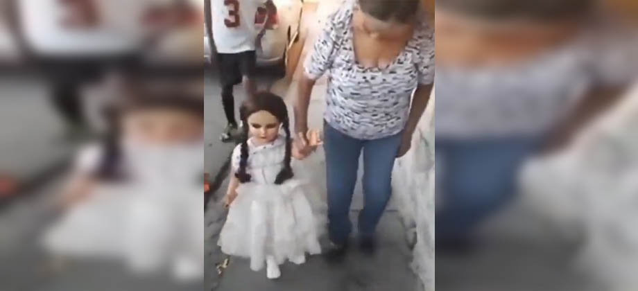 Viralizan video de muñeca que camina sola frente a muchas personas en México