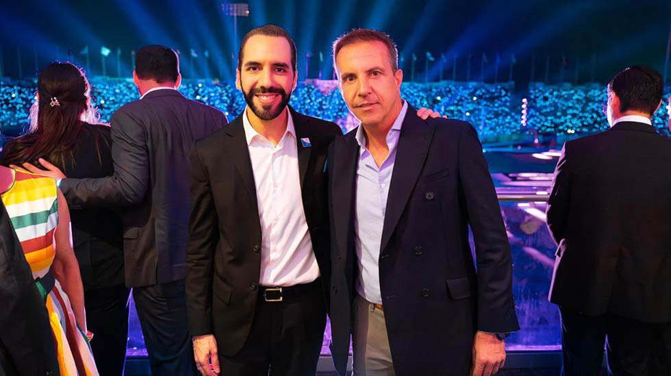Cristóbal Soria comparte fotografía junto al Presidente Bukele