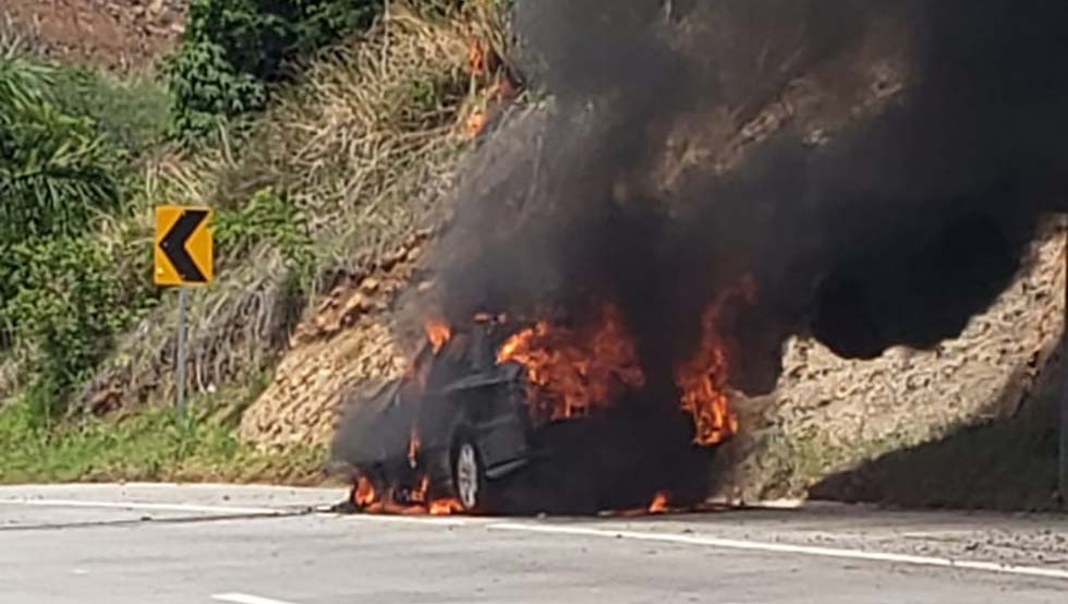 Vehículo es consumido por las llamas en carretera al Puerto de La Libertad