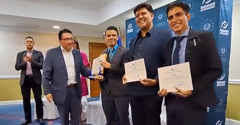 Defensoría entrega reconocimiento a ganadores del concurso audiovisual sobre derechos de los consumidores