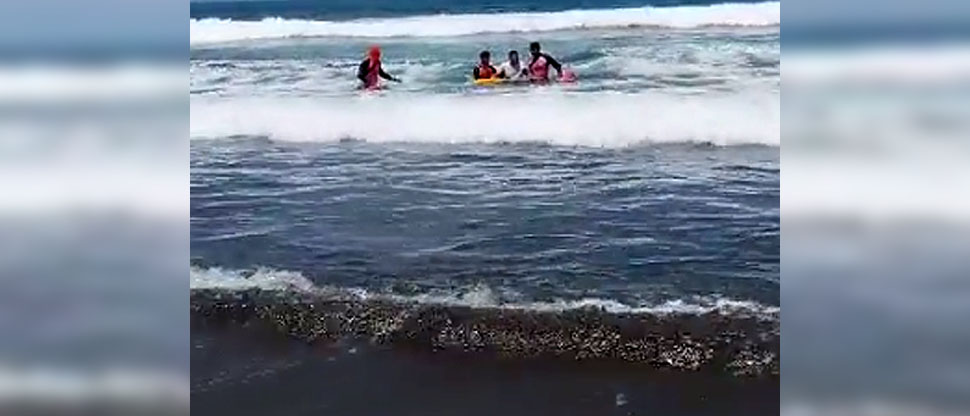 Guardavidas rescatan con vida a hombre arrastrado por corriente marina en playa El Majahual