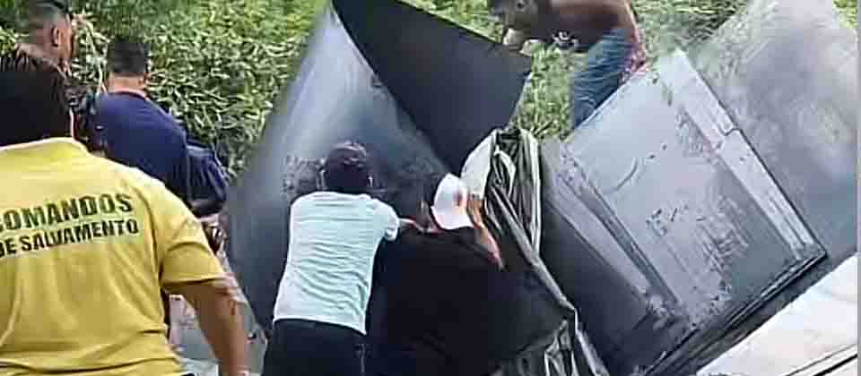 Rescatan a conductor de rastra que quedó atrapado en aparatoso choque