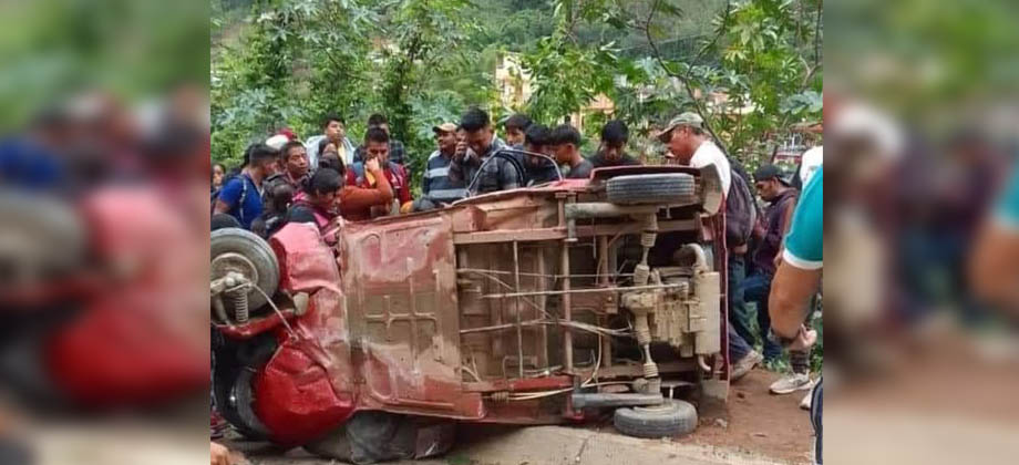 Dos fallecidos tras caerles roca de montaña cuando iban en mototaxi en Guatemala