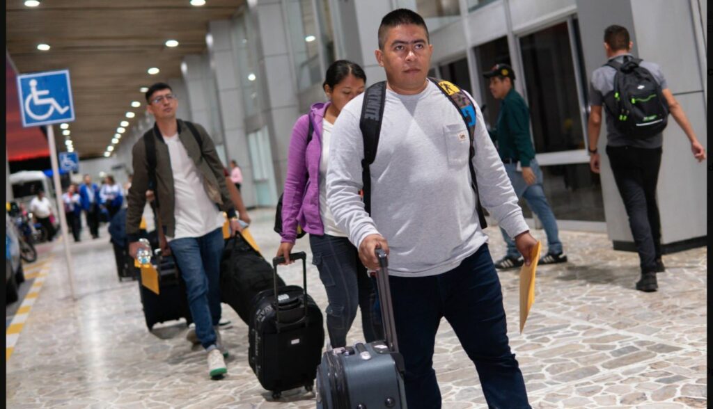 Nuevo contingente de trabajadores salvadoreños partirá a Canadá