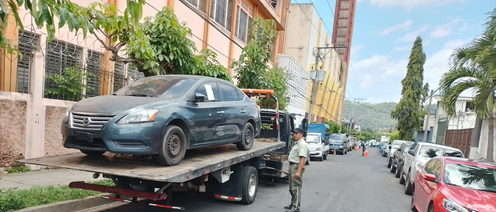 Retiran vehículos abandonados que obstaculizan la circulación vial en Santa Tecla