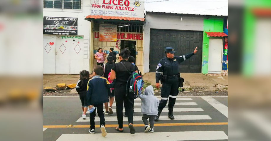 PNC continúa garantizando la seguridad en centros escolares de todo el país